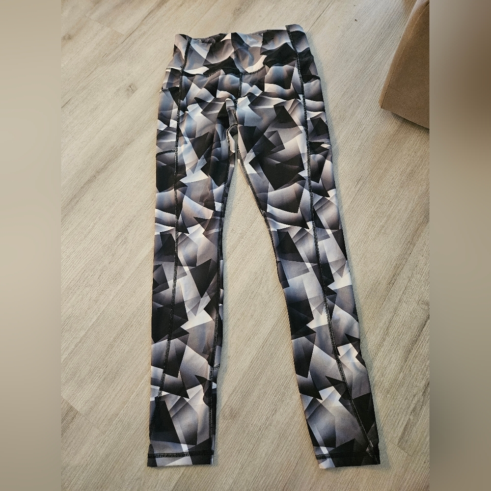Avia Black and Gray Geometric Pocket Leggings Size M